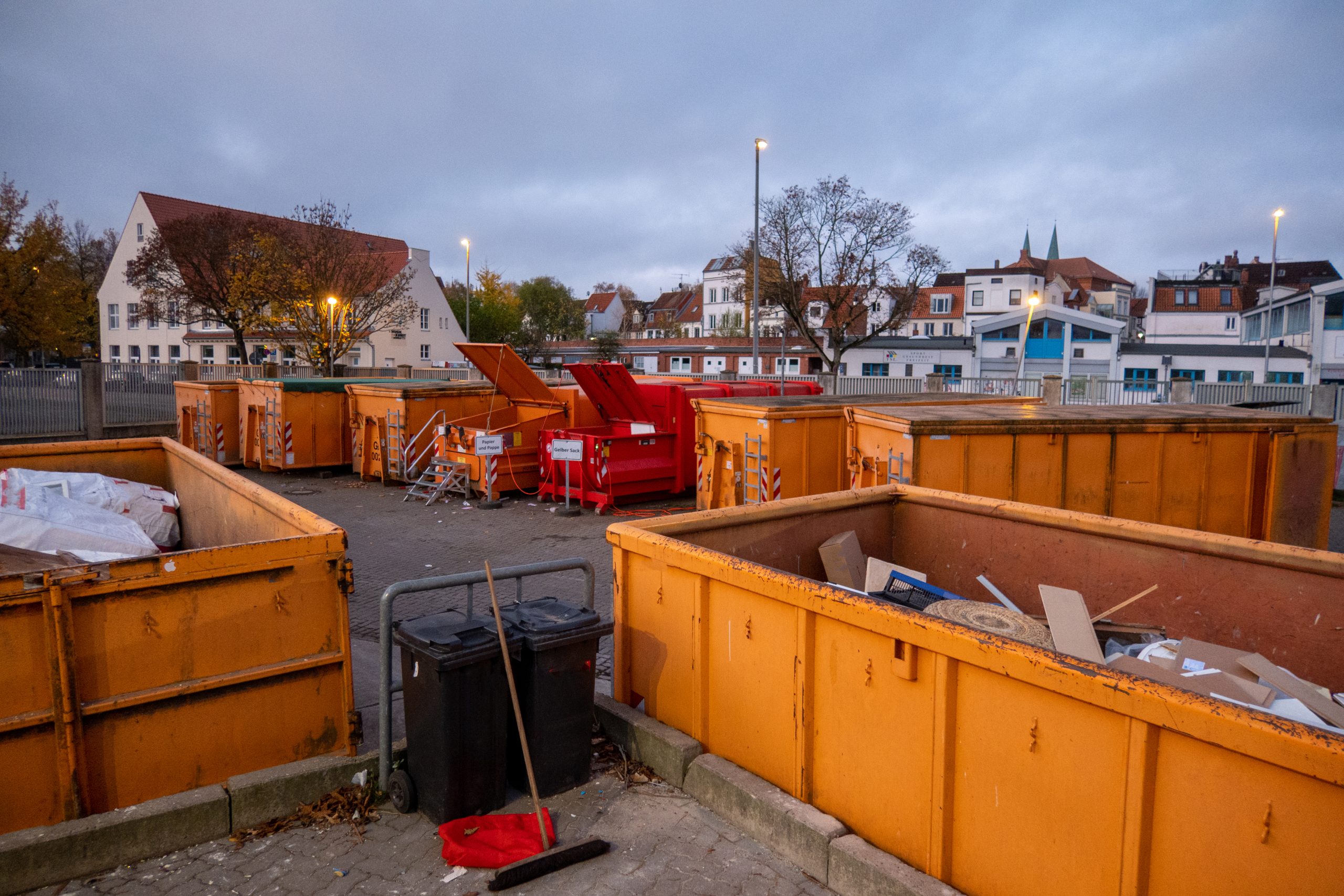 Recyclinghof mit großen Containern in Wohngebiet